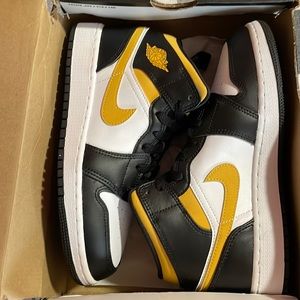 BRAND NEW Air Jordan 1MID (GS)